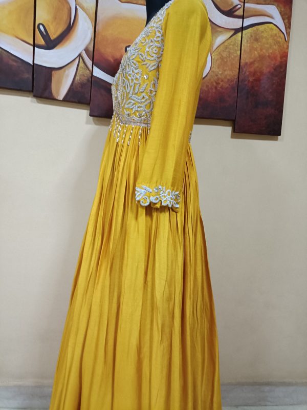 Label T2 Designer Nayara Cut Gown - Image 5