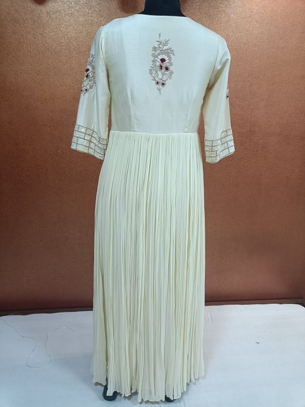 Label T2 Designer Gown. Beautiful Hand Embroidery - Image 4